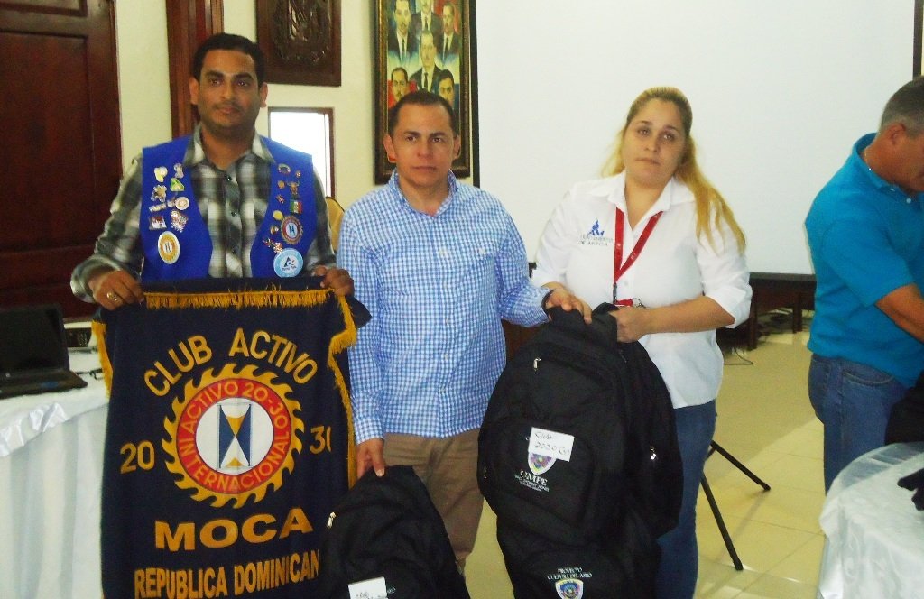 Alcalde de Moca, entrega útiles escolares a empleados e instituciones benéficas